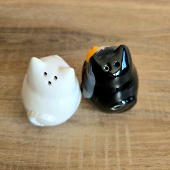 Vintage cats holding fish ceramic salt & pepper shakers. Made in Philippines. - Picture 2 of 5